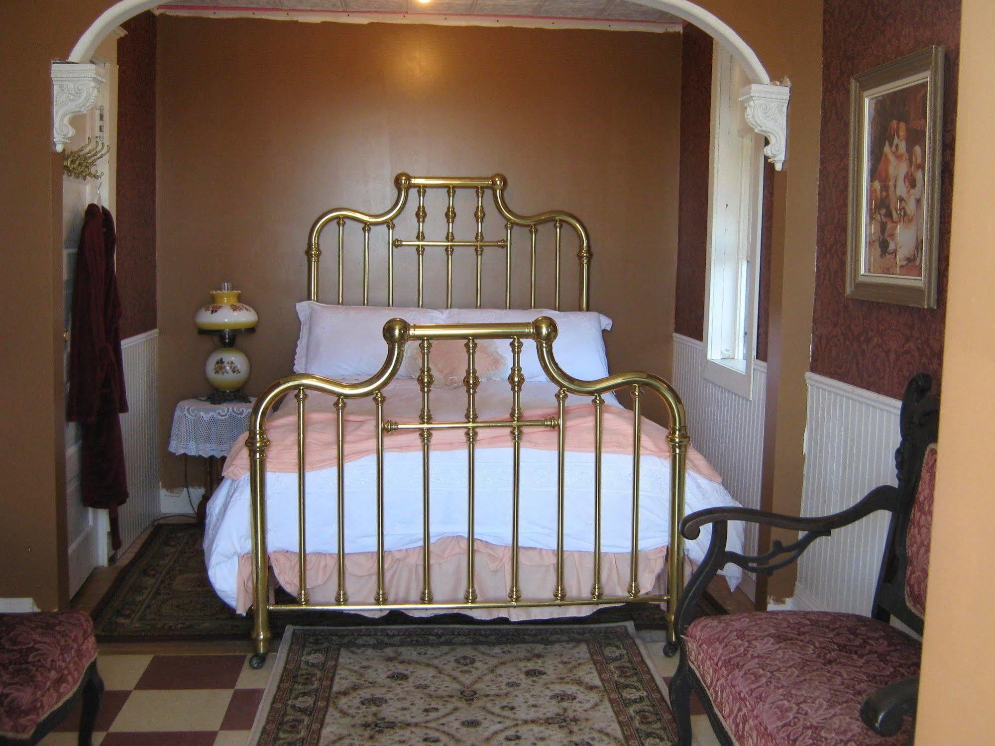 Wakamow Heights Bed And Breakfast Moose Jaw Exterior photo