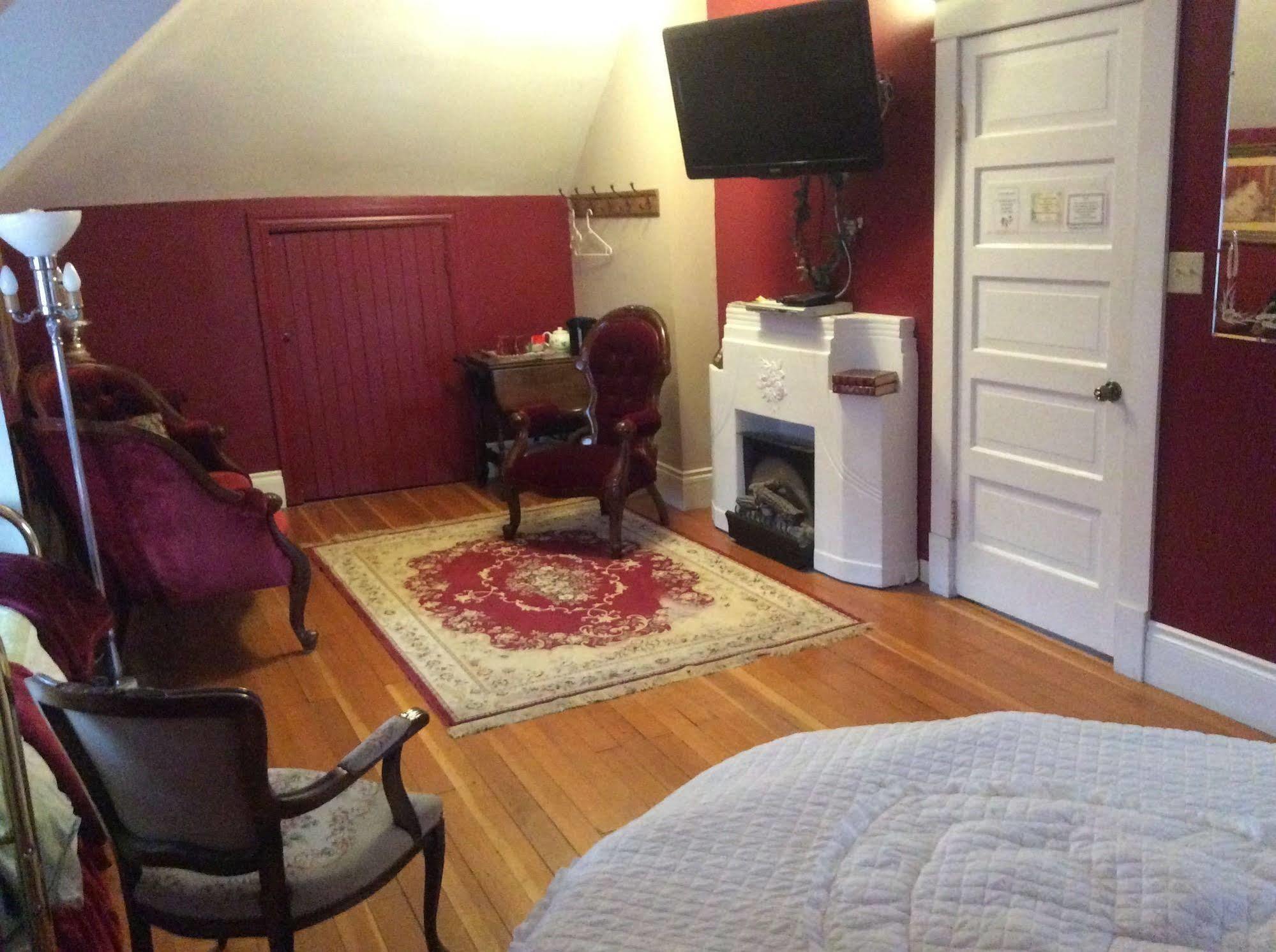 Wakamow Heights Bed And Breakfast Moose Jaw Exterior photo